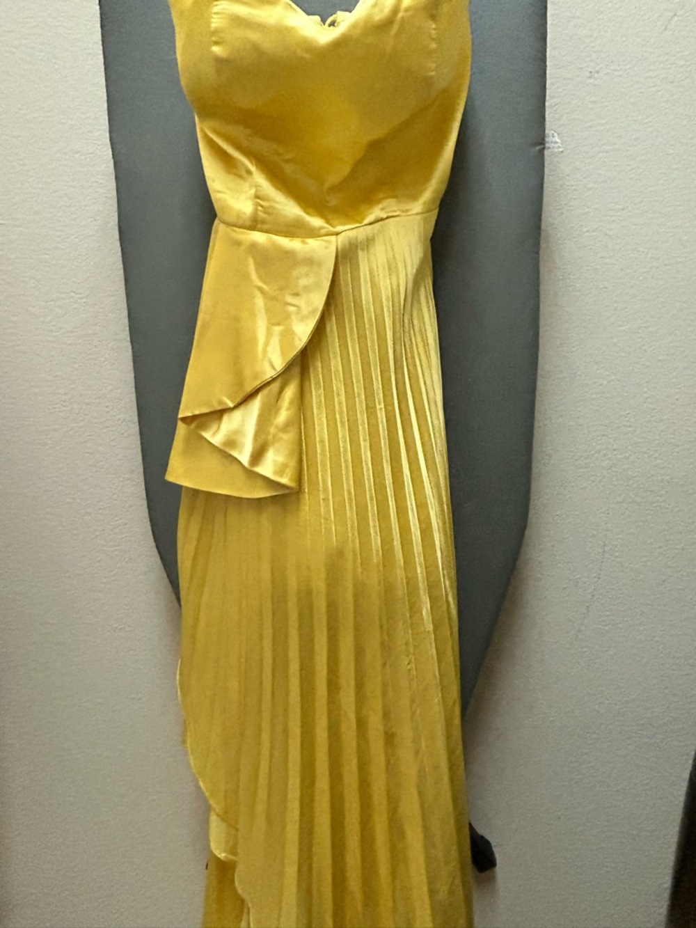 Elegant Yellow Pleated Satin Evening Dress